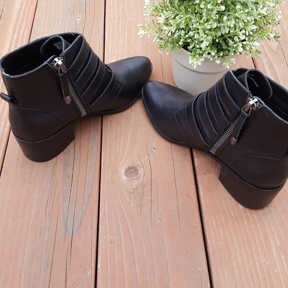 NWOB Steve Madden Black leather booties w/ buckles - Picture 5 of 8